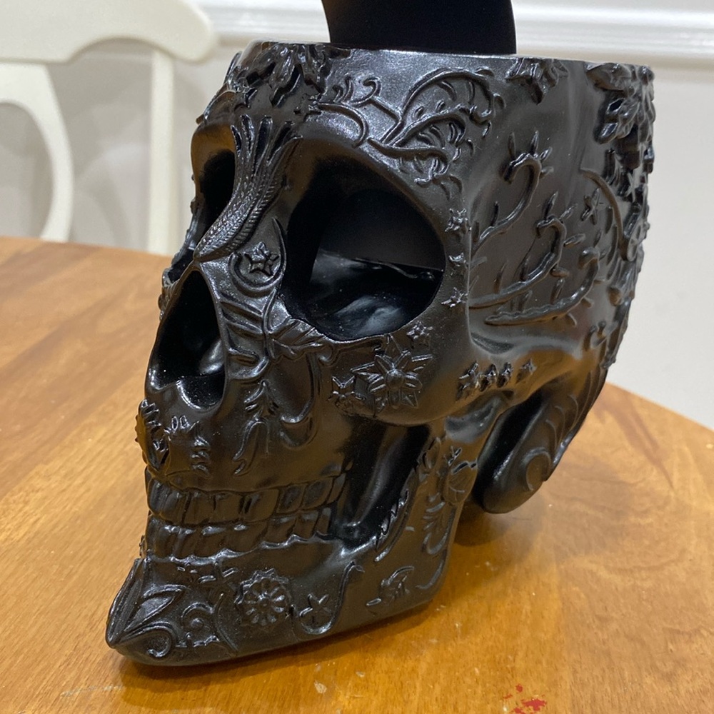NWT.  Skull makeup brush holder.